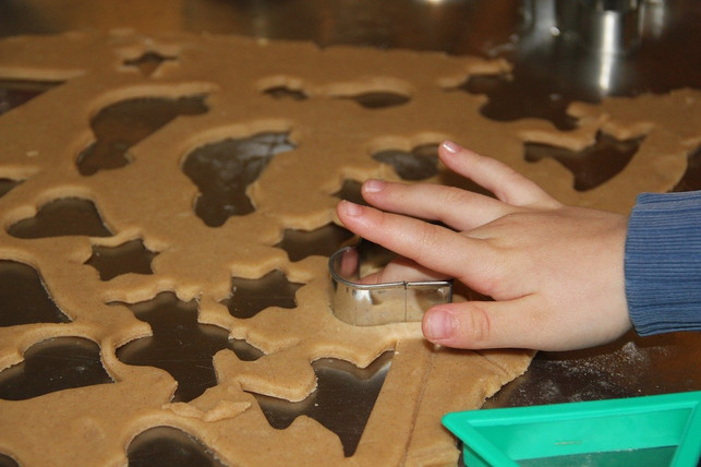 beim-plaetzchenbacken-mit-kindern-geht-es-nicht-um-cc0-pixabay-assy-191111_download Beim Plätzchenbacken mit Kindern geht es nicht um Perfektionsarbeit, sondern um die Freude am Tun.