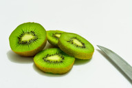 kiwi-mit-schale-essen-schnell-lecker-gesund-cc0-pixabay-fernandozhiminaicela-180618_download Kiwi mit Schale zu essen ist nicht nur meist gesünder, es geht auch viel schneller als sie vorher zu schälen.
