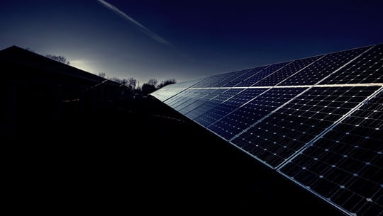 Dunkelflaute einfach erklärt: Warum sie Strom teurer macht – und warum mehr Ökostrom die Lösung ist Dunkelflaute einfach erklärt: Warum sie Strom teurer macht – und warum mehr Ökostrom die Lösung ist