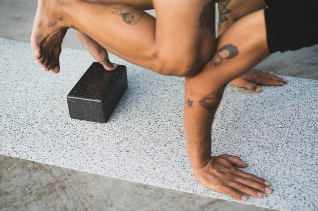 bei-hejhej-gibt-es-einen-kunststoff-yogaklotz-der-maria-bayer-hejhej-211213_download Bei hejhej gibt es einen Kunststoff-Yogaklotz, der aus Schnittresten besteht und recycelt wird.