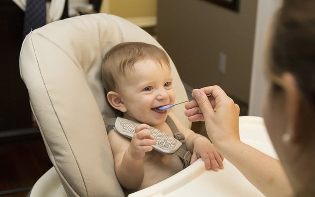 sobald-dein-baby-feste-nahrung-zu-sich-nimmt-lass-cc0-public-domain-pixabay-yalehealth-180723 Sobald dein Baby feste Nahrung zu sich nimmt, lassen sich manchmal Bestandteile davon im Stuhl finden.