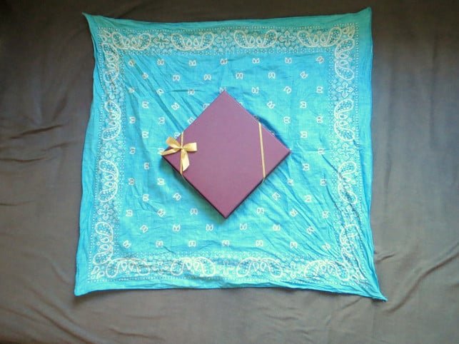 furoshiki-geschenk-schritt-1-utopia-leonie-barghorn-200713_download Schritt 1: Die Ecken des Geschenks sollten zu den Kanten des Furoshikis zeigen.