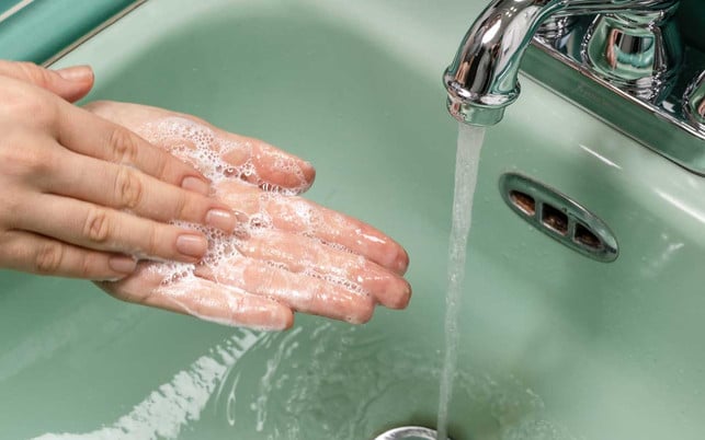 Selbsttest: einmal die woche duschen – reicht katzenwäsche wirklich? hände waschen waschbecken einmal die woche duschen non-bathing