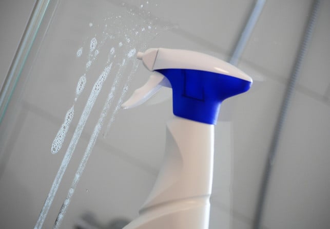 das-zauberspray-eignet-sich-auch-zum-reinigen-von-sven-christian-schulz-utopia-210524_download Das Zauberspray eignet sich auch zum Reinigen von Duschen