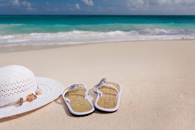 Capsule Wardrobe: 10 Essentials für den minimalistischen Kleiderschrank sandalen flipflops sommer