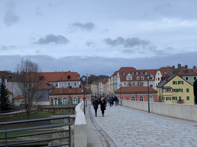 die-alte-steinbruecke-in-regensburg-strahlt-einen-b-laura-mueller-200716_download Die Alte Steinbrücke in Regensburg strahlt einen besonderen Flair aus.