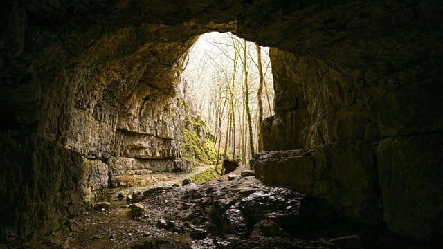 eine-hoehle-bei-grabenstetten-in-der-schwaebischen-a-unsplashcomkiwihug-250725 Eine Höhle bei Grabenstetten in der Schwäbischen Alb.