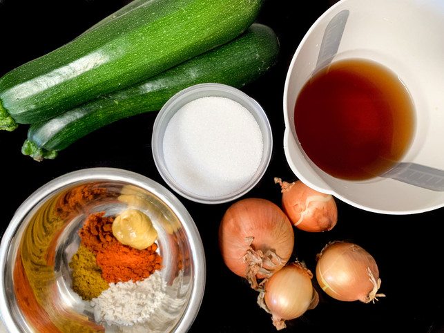 zucchini-zwiebeln-essig-zucker-und-gewuerze-me-utopia-baab-200710_download Zucchini, Zwiebeln, Essig, Zucker und Gewürze – mehr brauchst du für ein Zucchinirelish nicht.
