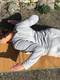 nackenmuskeln-in-der-bauchlage-trainieren-martina-naumannutopiade-190108_download Nackenmuskeln in der Bauchlage trainieren.