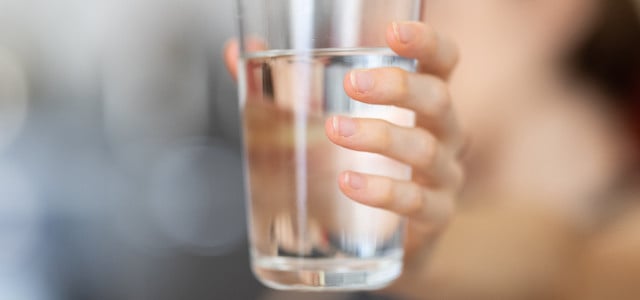 Bei Hitze das optimale Getränk: Leitungs- oder Mineralwasser