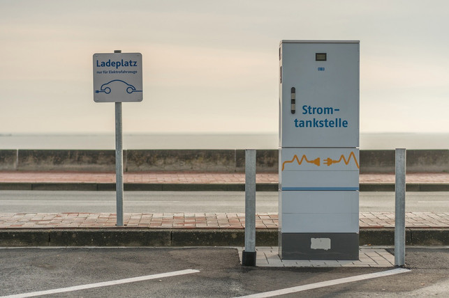 das-klimapaket-der-bundesregierung-sieht-ladesaeule-cc0pixabayakrebs60-200118_download Das Klimapaket der Bundesregierung sieht Ladesäulen für Elektroautos auf jedem Parkplatz vor.