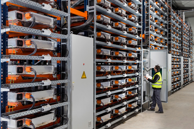 BMW Speicherfarm Leipzig Alte E-Auto-Akkus dienen bei BMW als Speicherfarm.