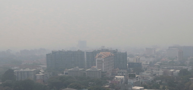 Thailand, Chiang Mai: Blick auf die Stadt, über der dichter Smog hängt. Seit Wochen liegt toxischer Smog über der Region. Das Phänomen ist nicht neu - aber in diesem Jahr macht es Schlagzeilen.