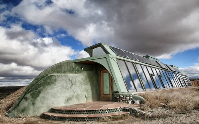 earthship-exterior6-x-jenny-parkins-170127-original Earthship