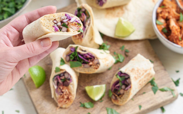 Burritos mit schwarzen Bohnen und Pulled Jackfrucht Burritos mit schwarzen Bohnen und Pulled Jackfrucht