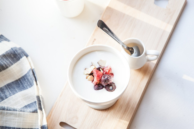 auch-probiotische-lebensmittel-wie-soja-joghurt-cc0-pixabay-lpegasu-220929_download Auch probiotische Lebensmittel, wie (Soja-)Joghurt oder Kefir fördern eine gesunde Vaginalflora.