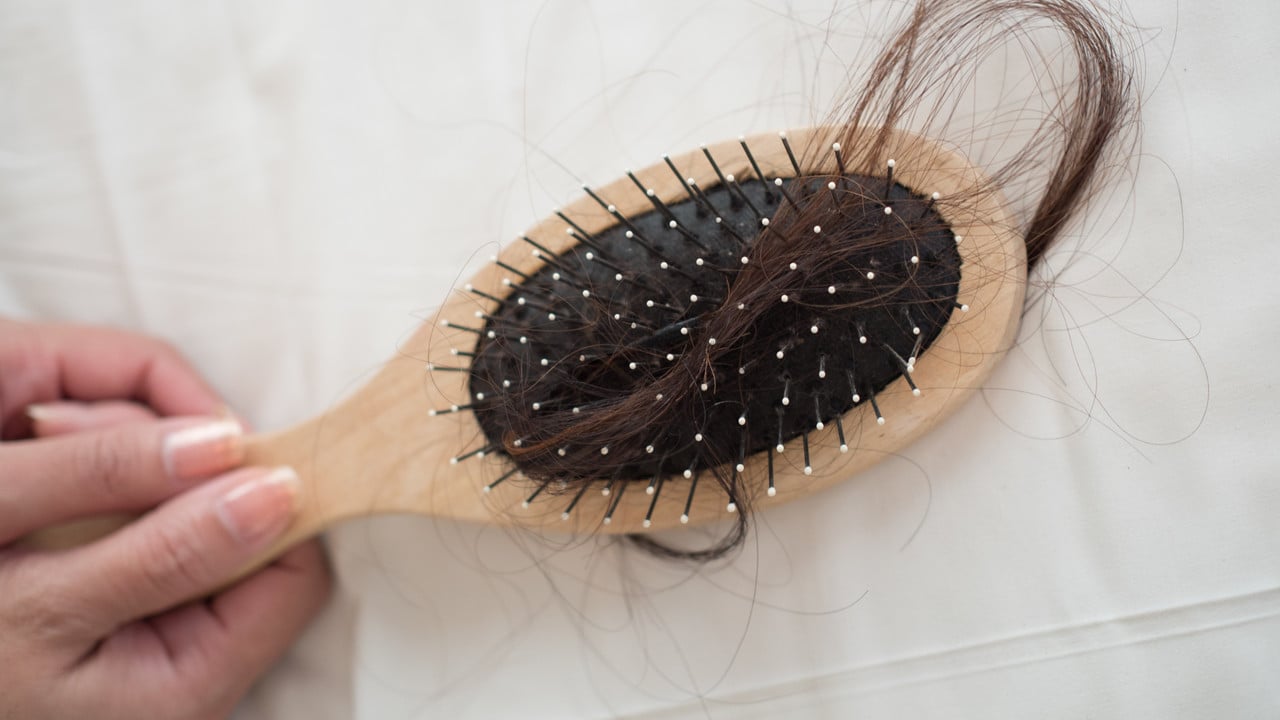 Haarbürste reinigen: Die besten Hausmittel und Tricks 