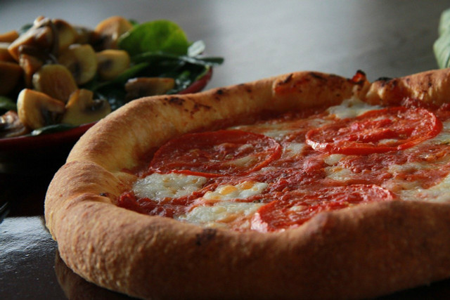 You can also prepare Neapolitan pizza with fresh tomatoes.