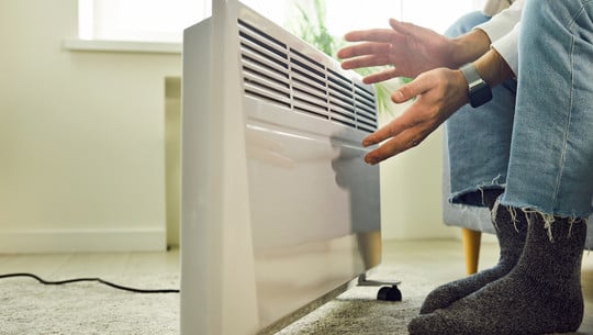 Stromdirektheizung: Ab 2026 in Hamburg verboten Stromdirektheizung wärmt Hände