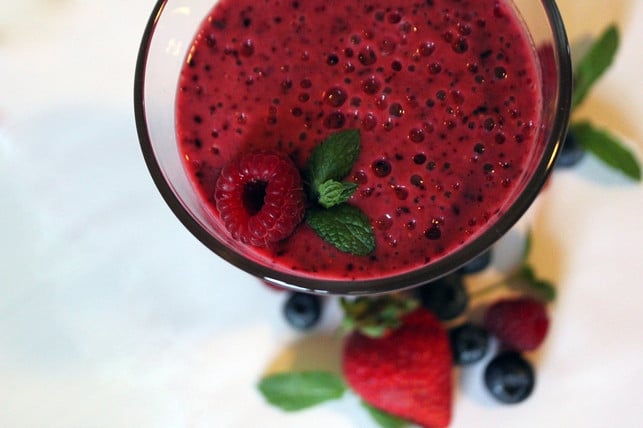 aroniabeeren-kannst-du-mit-anderen-fruechten-zu-ein-cc0-pixabay-healthyfoodimages-230816_download Aroniabeeren kannst du mit anderen Früchten zu einem Smoothie verarbeiten.
