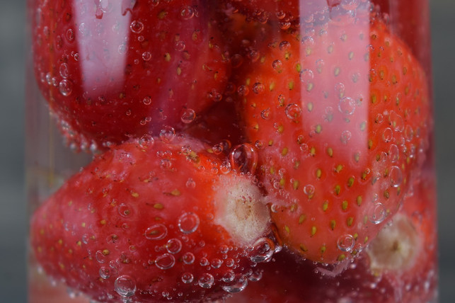 mit-einem-essig-wasser-bad-machst-du-erdbeeren-hal-cc0-pixabay-explorerbob-220413_download Mit einem Essig-Wasser-Bad machst du Erdbeeren haltbar.