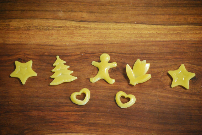 mit-duennen-selbst-gegossenen-wachsplaettchen-kanns-melanie-von-daake-utopia-180615_download Mit dünnen, selbst gegossenen Wachsplättchen kannst du deine Kerze zu verschiedenen Anlässen verzieren.