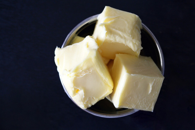 verwende-fuer-die-knoblauchbutter-nur-butter-in-bio-cc0-pixabay-ponce_photography-240422_download Verwende für die Knoblauchbutter nur Butter in Bio-Qualität.