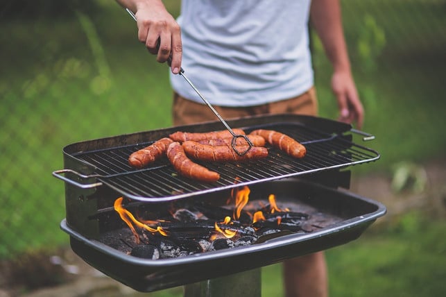 grillen-mit-holzkohle-oft-steckt-tropenholz-in-de-cc0-pixabay-kaboompics-180709_download Grillen mit Holzkohle: Oft steckt Tropenholz in der Kohle.