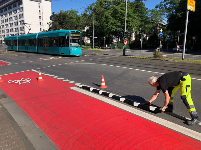Hanauer_Obermainanlage Cycle-Lane-Separators wie an der Hanauer Obermainanlage trennen Radweg und Autospur.