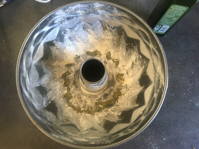 du-kannst-bei-der-veganen-variante-deine-kastenfor-laura-mueller-200428_download Du kannst bei der veganen Variante deine Kastenform mit Öl und Mehl einfetten.