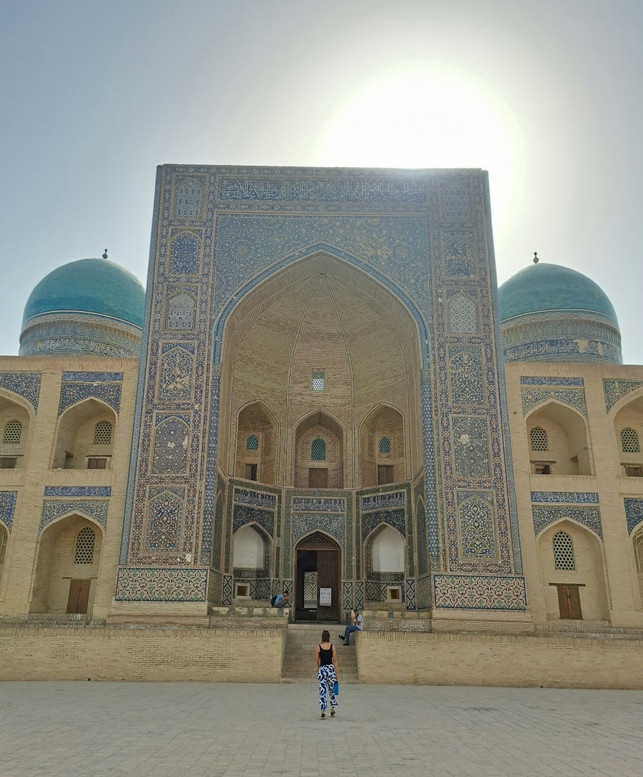 Pauline vor einer Moschee in Samarkand, Usbekistan Pauline vor einer Moschee in Samarkand, Usbekistan