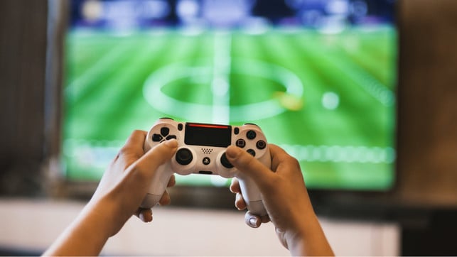 Spielkonsole nach dem Zocken ausschalten. Wichtig beim nachhaltigen Gaming: Spielkonsole und PC nach dem Zocken ausschalten.