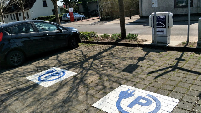 mit-dem-e-kennzeichen-profitieren-autofahrer-von-v-sven-christian-schulz-utopia-190206_download Mit dem E-Kennzeichen profitieren Autofahrer von verschiedenen Privilegien.