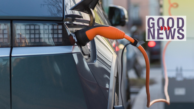 Studie: E-Autos sind günstiger geworden - Preisgleichheit mit Verbrennern steht bevor Ein dunkelblaues Elektroauto wird mit einem orangefarbenen Ladekabel an einer Ladestation aufgeladen.