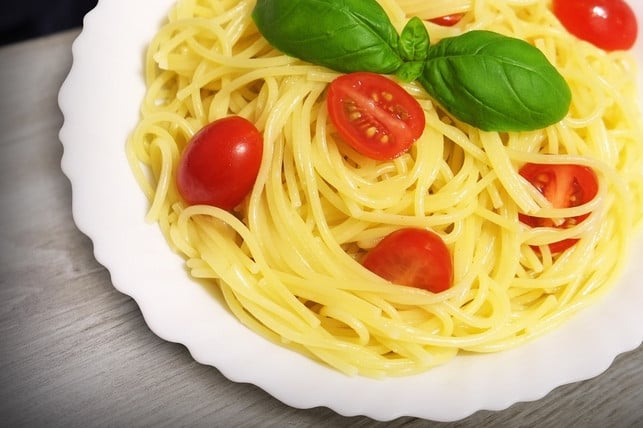 serviere-die-spaghetti-aglio-e-olio-mit-basilikum-cc0-pixabay-mev_____-200318_download Serviere die Spaghetti aglio e olio mit Basilikum und Kirschtomaten.