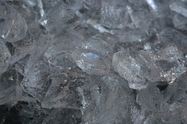 ein-paar-eiswuerfel-helfen-den-schmerz-zu-lindern-cc0-pixabay-hans-190429_download Ein paar Eiswürfel helfen, den Schmerz zu lindern.