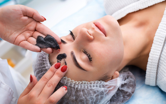 Drawing a black mask. Rhassoul eignet sich gut für Gesichtsmasken.