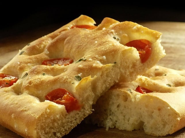 lass-dir-deine-mit-lievito-madre-selbstgebackene-f-cc0-pixabay-arifarca-211129_download Lass dir deine mit Lievito Madre selbstgebackene Foccacia schmecken.