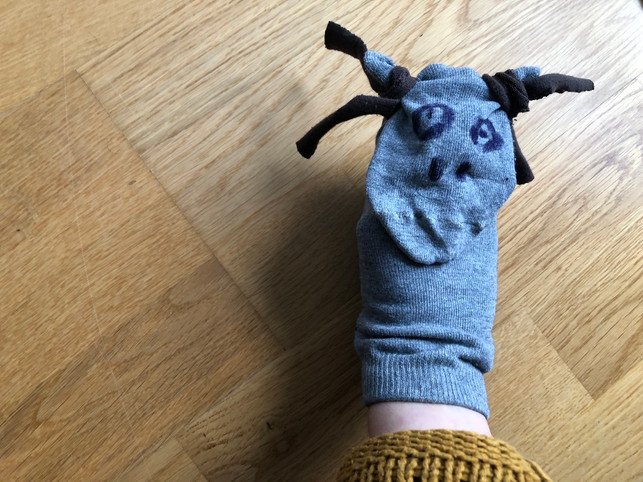 alte-socken-lassen-sich-schnell-zu-handpuppen-umge-lea-hermannutopiade-220111_download Alte Socken lassen sich schnell zu Handpuppen umgestalten.