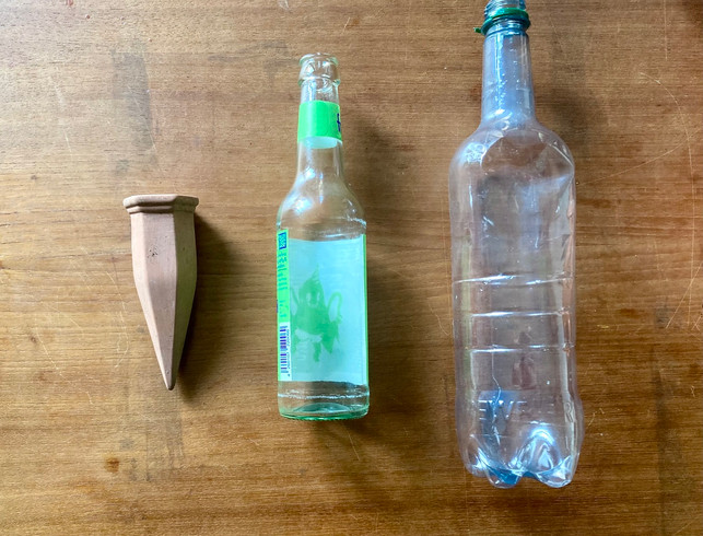 tonkegel-brauchen-eine-flasche-als-wassertank-wob-freya-petersen-utopia-250121_download Tonkegel brauchen eine Flasche als Wassertank, wobei ein schmaler Flaschenhals von Vorteil ist.