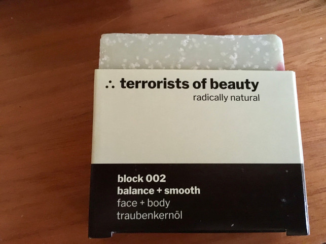 terrorists-of-beauty-seifen-block-mit-traubenkern-martina-naumann-utopia-230515_download Terrorists of Beauty: Seifen-Block mit Traubenkernöl.
