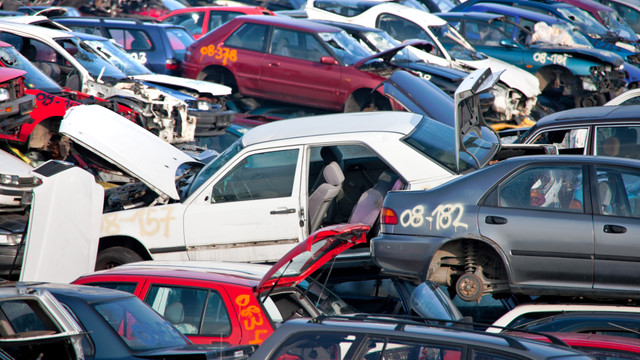 Beschädigte und zum Teil zerlegte Autos auf einem Schrottplatz, teils auf einander gestapelt Beschädigte und zum Teil zerlegte Autos auf einem Schrottplatz, teils auf einander gestapelt