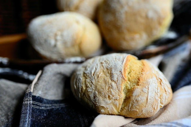 frisches-brot-und-knusprige-broetchen-kannst-du-fuer-cc0-pixabay-congerdesign-210318_download Frisches Brot und knusprige Brötchen kannst du für deinen Osterbrunch selbst backen.