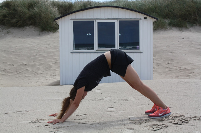 diese-bekannte-basic-yoga-uebung-dehnt-nicht-nur-de-anna-rau-190810_download Diese bekannte Basic-Yoga-Übung dehnt nicht nur deinen Rücken, sondern insbesondere auch deine hintere Wadenmuskulatur.