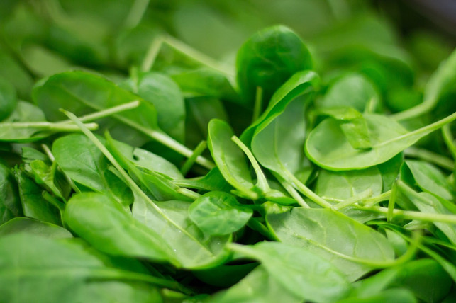 kombiniere-deinen-spinatsalat-am-besten-mit-vitami-cc0-pixabay-thilobecker-240702_download Kombiniere deinen Spinatsalat am besten mit Vitamin-C-haltigen Lebensmitteln.