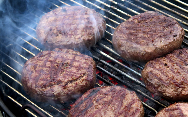 grillen-fehler-rauch-pb-moerschy-170523-1280x800 Grillen: kein Fett ins Feuer tropfen lassen