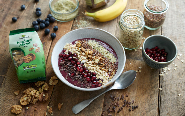 Alnatura Rezept: Heidelbeer-Bananen-Smoothie-Bowl Alnatura Rezept: Heidelbeer-Bananen-Smoothie-Bowl