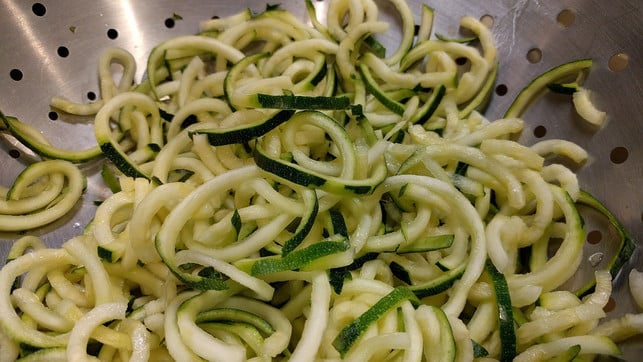 mit-dem-spiralschneider-drehst-du-gemuese-super-sch-cc0-pixabay-mootikallc-180326_download Mit dem Spiralschneider drehst du Gemüse super schnell zu feinen Spaghetti.