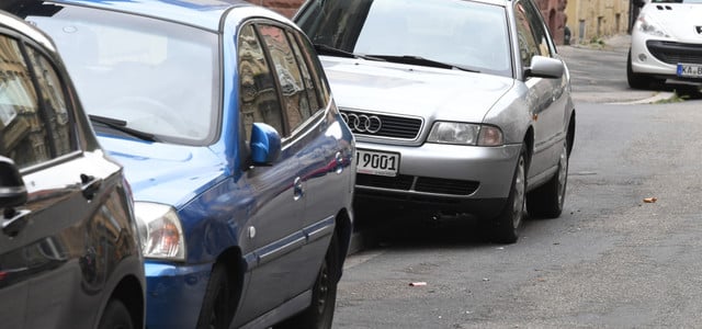 Illegales Gehwegparken: Diese deutsche Stadt hat „die fußverkehrsfeindlichste Regelung“ (Foto: Uli Deck/dpa) Falsch: Autos, die auf Gehwegen parken