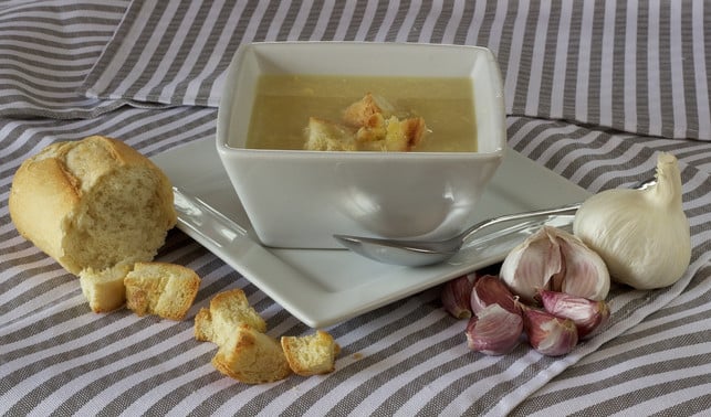 knoblauchsuppe-ist-von-haus-aus-vegan-cc0-pixabay-ilgag-190108_download Das Grundrezept für Knoblauchsuppe ist von Haus aus vegan.